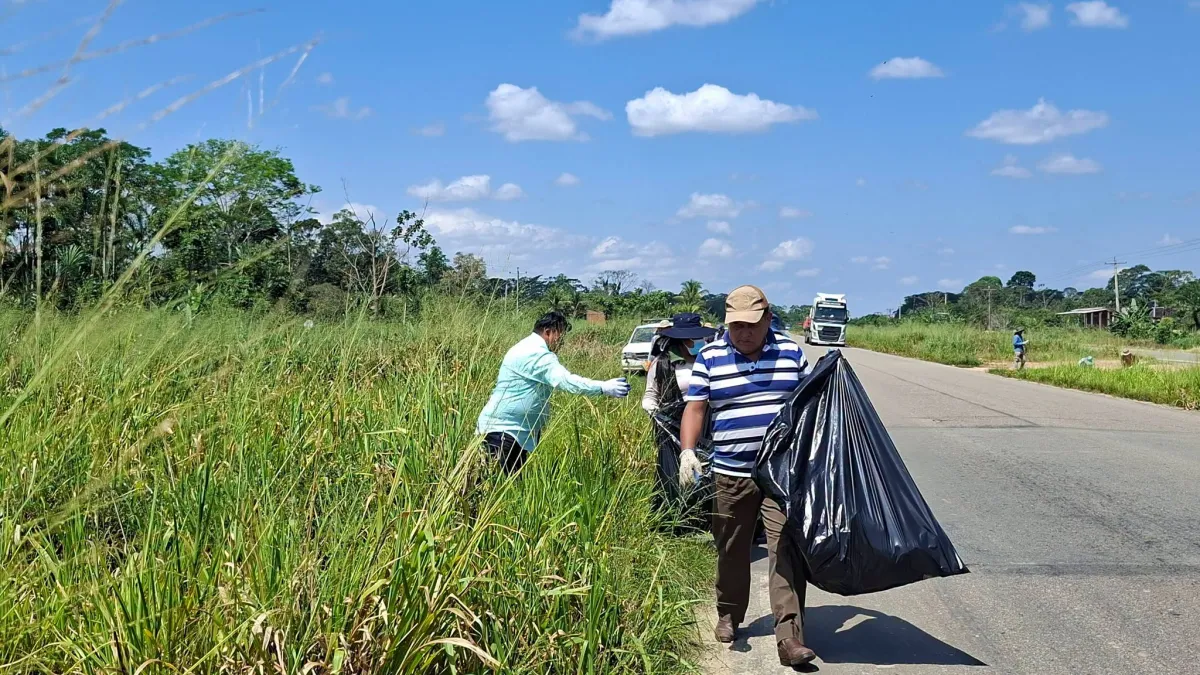 CHIMORÉ REALIZA CAMPAÑA DE LIMPIEZA EN LA CARRETERA COCHABAMBA–SANTA CRUZ PARA LA FITROP